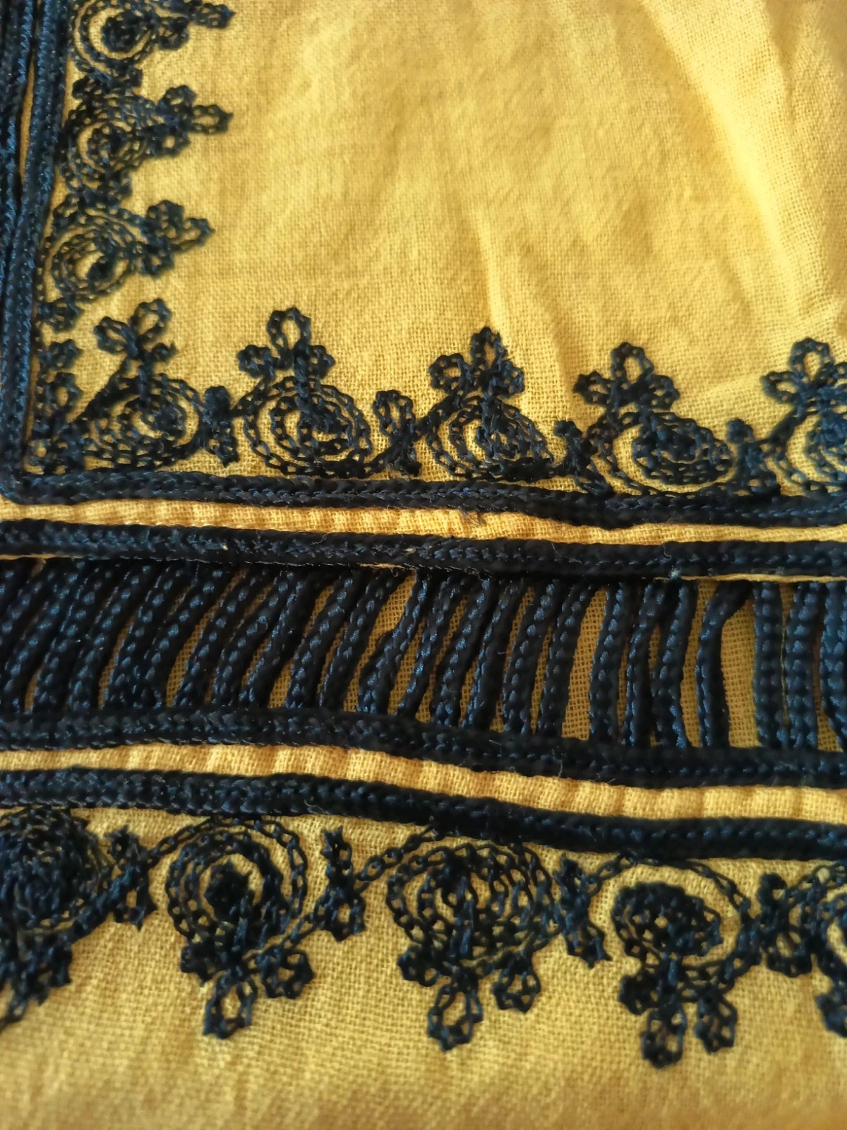 Gele blouse met zwarte borduurwerk – photo 3